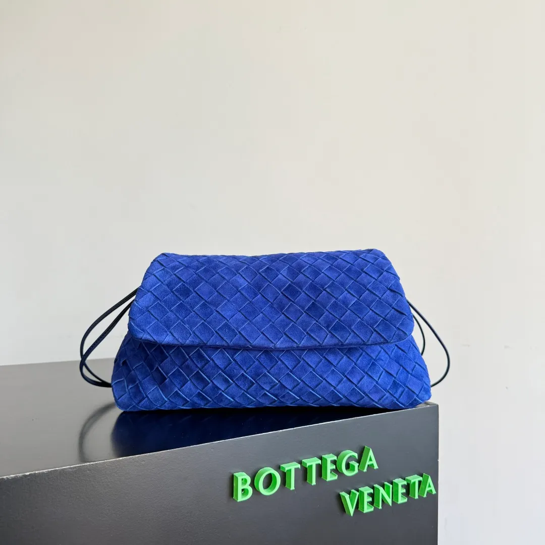 Batch 1820 Bottega Veneta Dustbag Giorno woven suede handbag ✨It is not deliberately eye-catching by exaggeration, but an existence that makes people can’t help but take a second look when you walk by! This Intrecciato woven suede flip dustbag is somewhere between soft and cool, it looks just right ~ matte texture + woven layers, feels very comfortable to the touch, and looks clean, luxurious and relaxed. Braided suede weave + drawstring closure, full of retro feel~ The loop design can be carried on the shoulder, hand-held or cross-body is fashionable. It can be worn directly on the body without having to worry about matching~ It is responsible for the texture of autumn and winter wear! Style number: 857657 Size: 33*19*8cm